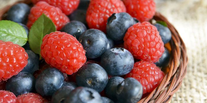 Tiefgekühlt oder frisch So schneiden Heidelbeeren und Himbeeren im