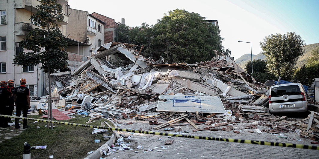 In der westtürkischen Provinz Balikesir stürzten durch ein Erdbeben mehrere Gebäude ein.