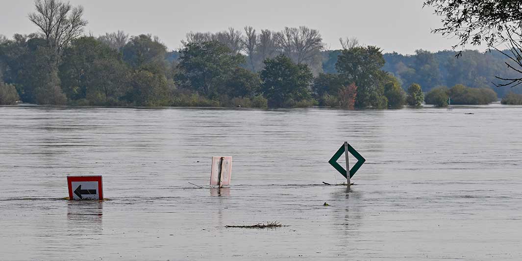 Schilder für die Schifffahrt stehen am 24.09.2024 in Ratzdorf am Zusammenfluss der Neiße in den Fluss Oder, im Hochwasser.