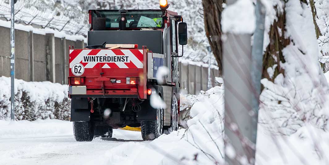 Der Winterdienst räumt am Freitag, den 14.02.2025, die Straßen in Berlin frei. 