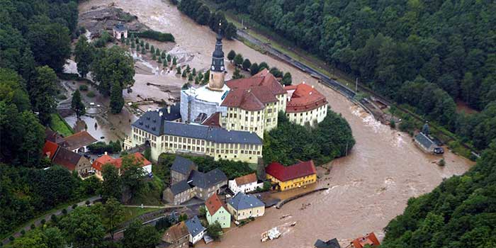 Sachsen: Blick auf das überflutete Weesenstein mit Schloß und Park während des Hochwassers 2002.