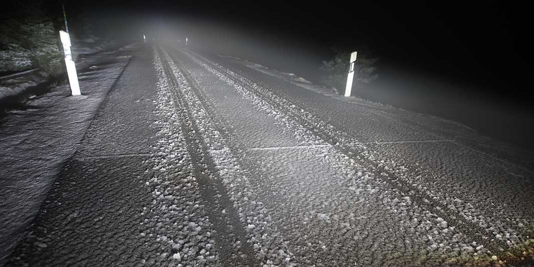 Fahrspuren im Schnee sind auf dem Brocken zu sehen. In den Abendstunden und in der Nacht zum Dienstag gab es in den oberen Harzregionen Neuschnee. 