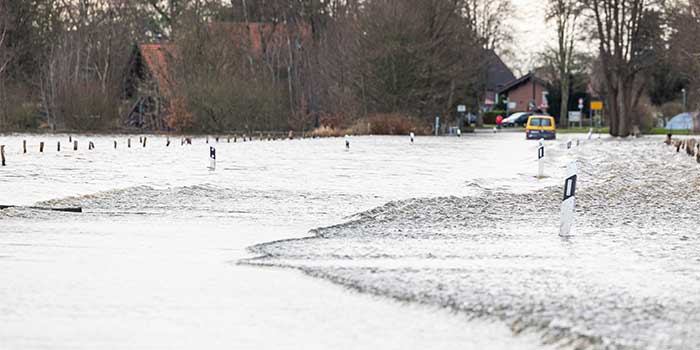Niedersachsen: Eine Straße zum Ortsteil Jeversen der Gemeinde Wietze im Landkreis Celle, welcher am Fluss Aller gelegen ist, ist überflutet. 