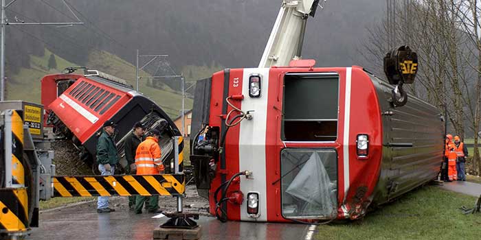 Sturmtief KYRILL fegte 2007 über Mitteleuropa. Auf dem Archivbild ist ein umgestürzter Zug in der Schweiz zu sehen. 