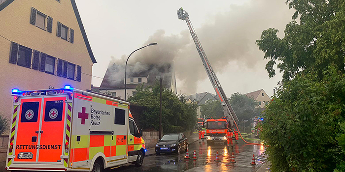 Die Feuerwehr musste in Cadolzburg einen Dachstuhlbrand löschen. Quelle: dpa