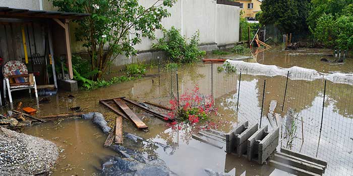 Starkregen sorgt in der Dammstraße in St. Ingbert (Saarland) für überflutete Gärten, Keller und Straßen. Die Feuerwehr ist am Montag an mehreren Stellen im Einsatz. 