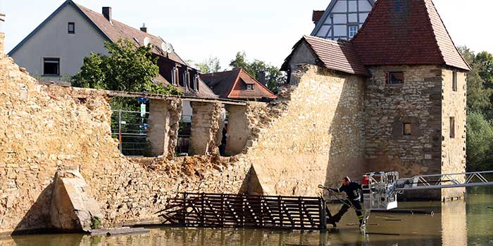 Blick auf den eingestürzten Teil der historischen Stadtmauer am Seeweiher in Weißenburg. 