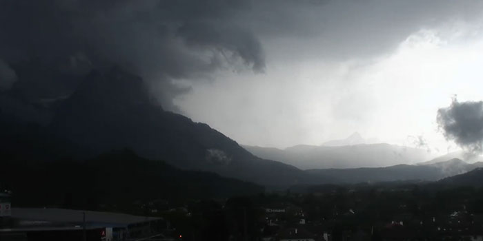 Dunkle Wolken in der Webcam aus Garmisch.