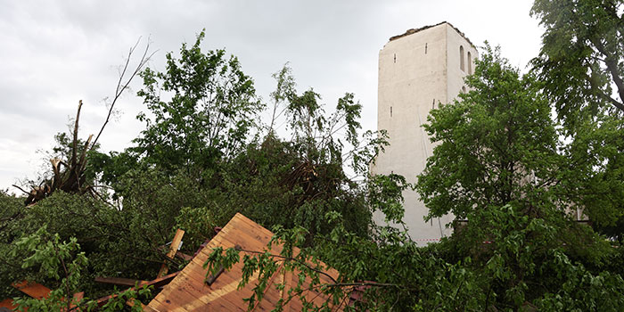 Die Kirchenspitze von Katholische Kirche St. Clemens in Hellinghausen bei Lippstadt wird komplett zerstört und liegt vor der kirche. Ein mutmaßlicher Tornado hat in Lippstadt am Freitagnachmittag massive Schäden verursacht.