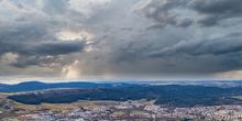 Erster Schwung an Regenwolken