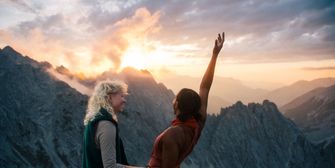 Wo stehst du mit beiden Beinen fest in den Wolken? Tirol. Immer für dich da. Wo stehst du mit beiden Beinen fest in den Wolken? Tirol. Immer für dich da.
