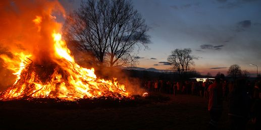 Osterfeuer zwischen Funkenflug und nassen Dämpfern