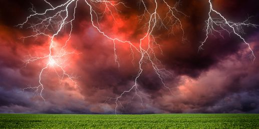 Hier toben heute Gewitter in schwüler Sommerluft