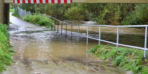Regional Überflutungen! Dauerregen mit Blitz und Donner