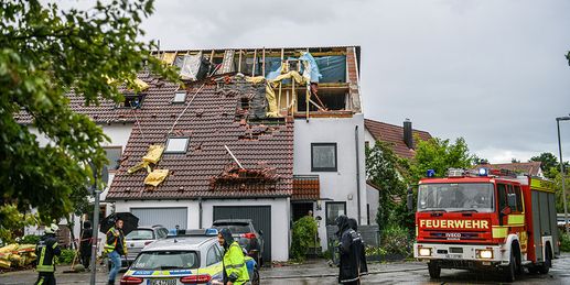Unwetter: Verletzte im Flugzeug - Tornadoverdacht und große Schäden