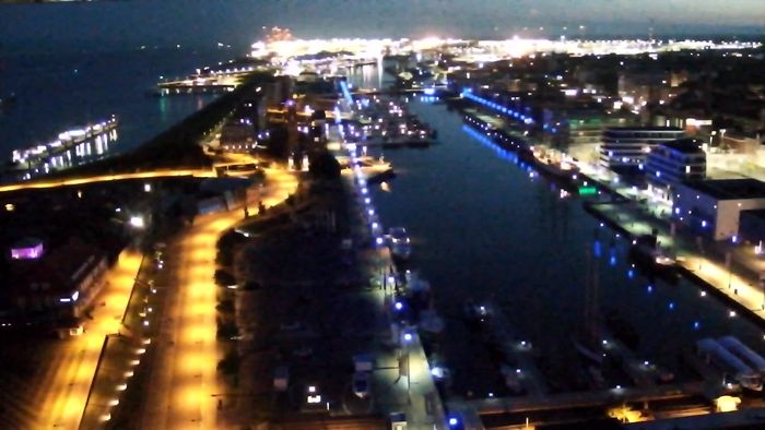 HD Live Webcam Bremerhaven - Neuer Hafen - Atlantic Hotel Sail City