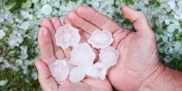 Große Hagelkörner können vor allem im Sommer auftreten.