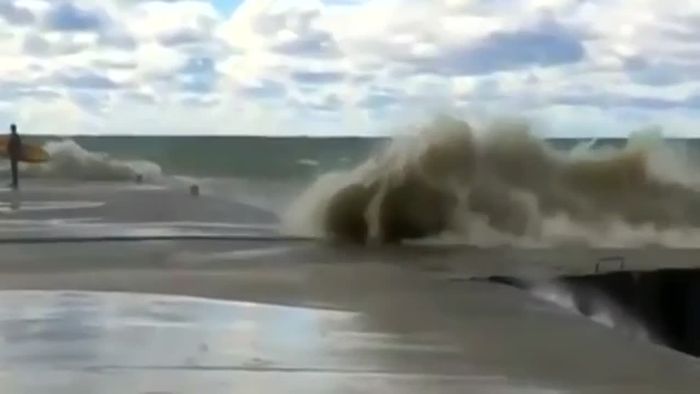 Sturmwellen auf Binnensee - Surferherzen schlagen schneller