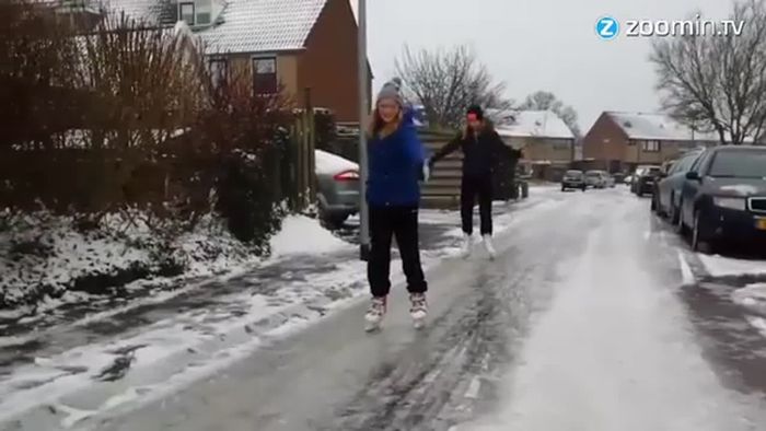Eiszeit in Holland: Mit Schlittschuhen auf den Straßen