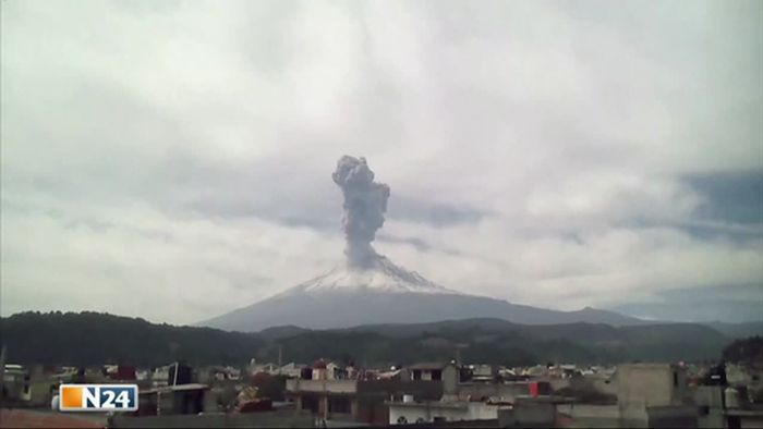 Popocatépetl spuckt riesige Rauchwolke