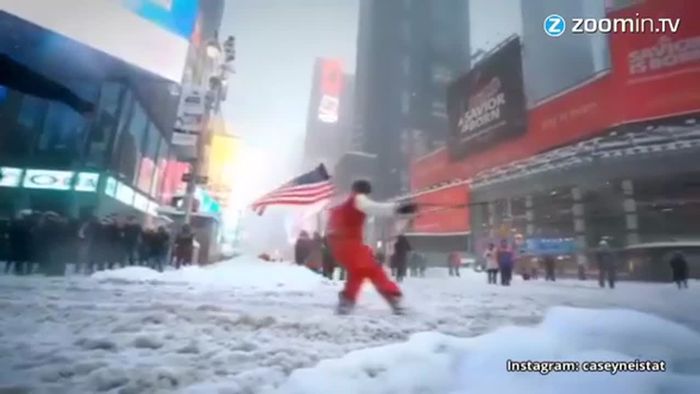 Halbnackt im Schnee: Bizarre Blizzard-Späße in den USA