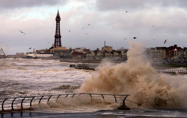 Sturm und Wellen an Englands Küste