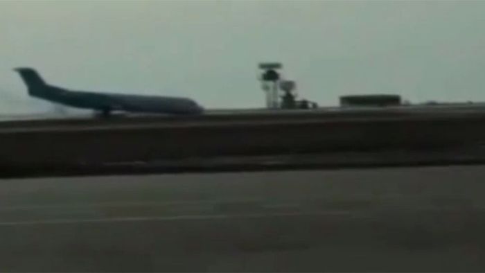 Unsanfter Touchdown: Flugzeug landet auf der Nase