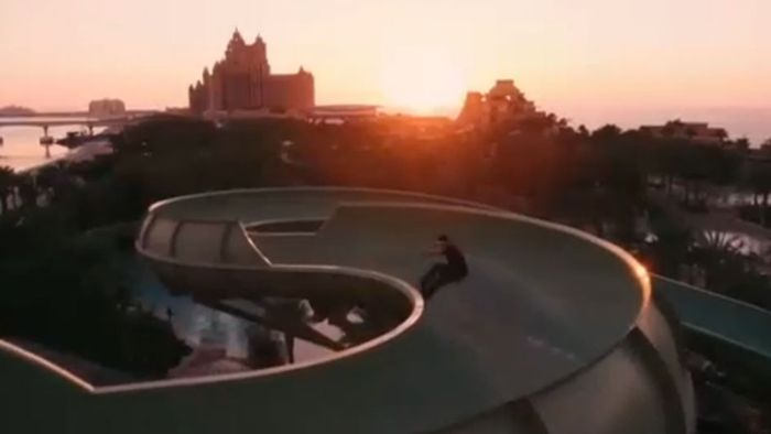 Spektakulär: Skater rasen durch Wasserrutsche in Dubai