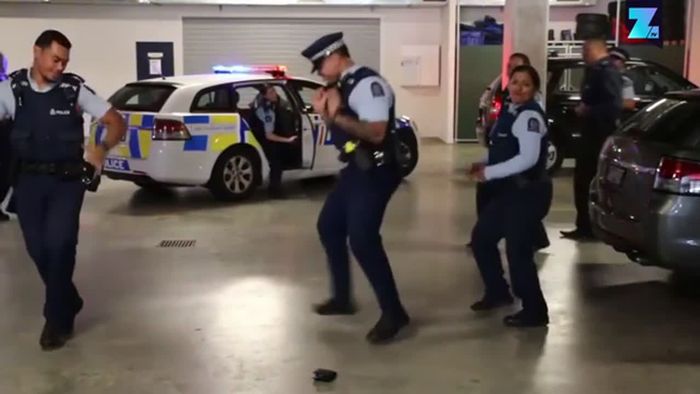 Internet-Hit: Polizisten tanzen den 'Running Man'