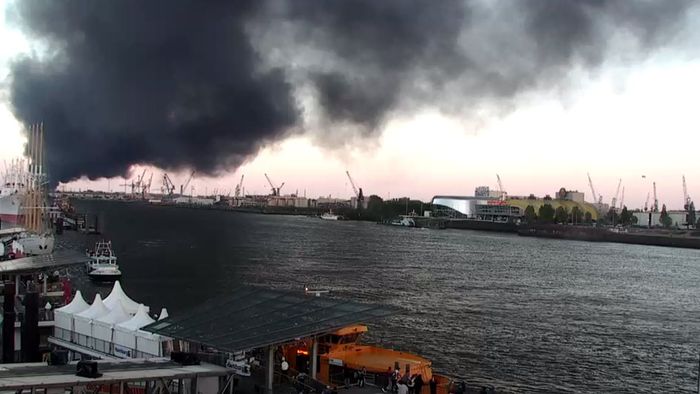 Großbrand: Schwarze Rauchwolke über Hamburg