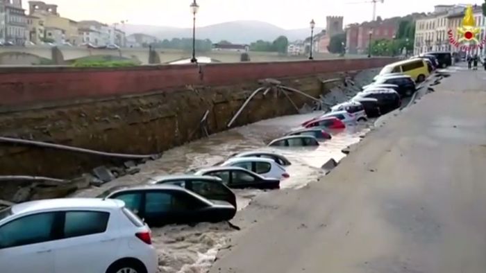 Florenz: Straße sackt rund zwei Meter ab