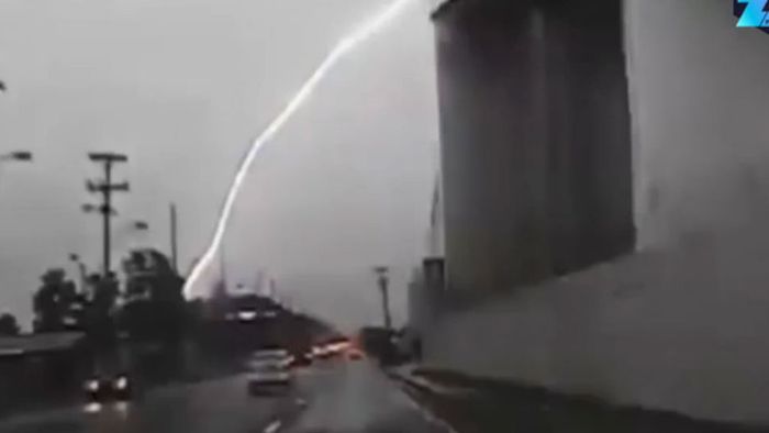 Dashcam filmt mit: Polizist von Blitz getroffen