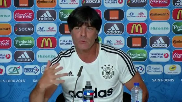 Jogi Löw ist die "Hosengate-Affäre" peinlich Jogi Löw ist die "Hosengate-Affäre" peinlich