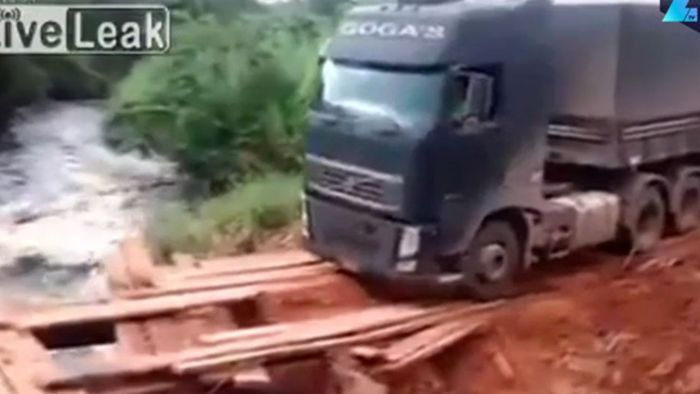 Wackelige Holzbrücke: Lkw-Fahrer zeigt sich todesmutig