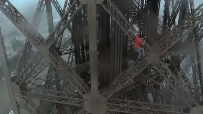 Extrem: Roofer erklimmen 300 Meter hohen Eiffelturm
