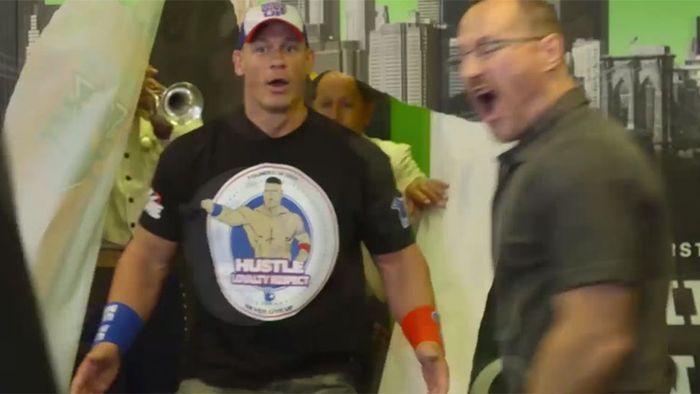Durch die Wand: Wrestler John Cena lässt Fans ausrasten