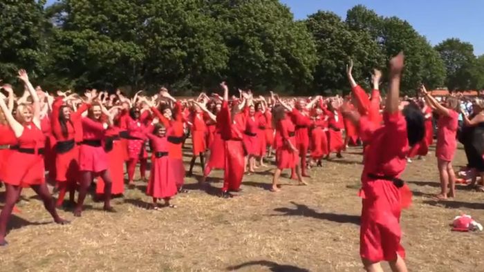 Berlin: Über 800 Menschen tanzen zu Kate Bush
