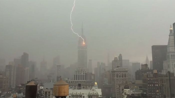 Zielsicher: Blitz schlägt ins Empire State Building ein