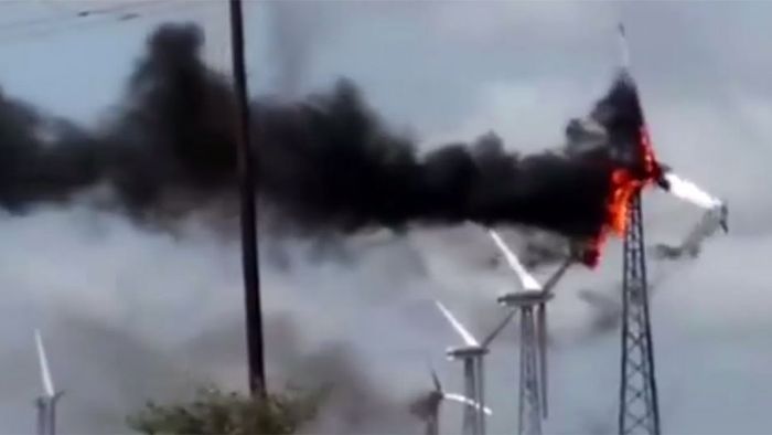 Feurig schöne Spirale: Windrad gerät in Brand
