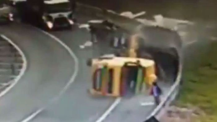 Lkw-Crash: Trucker springt durch Windschutzscheibe