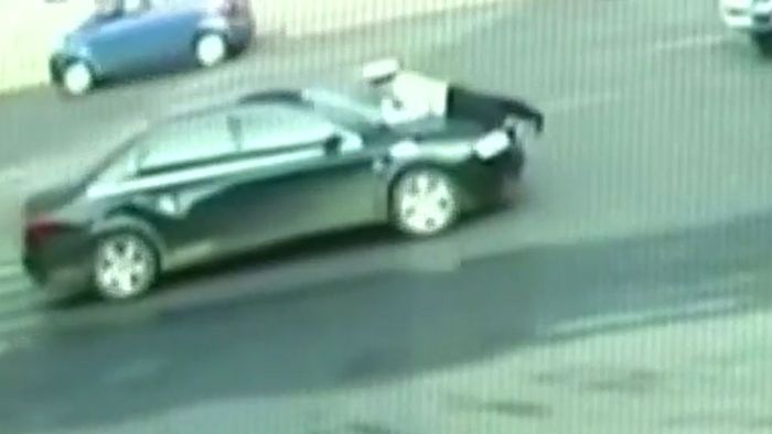 Verkehrskontrolle endet mit Fahrt auf Motorhaube Verkehrskontrolle endet mit Fahrt auf Motorhaube