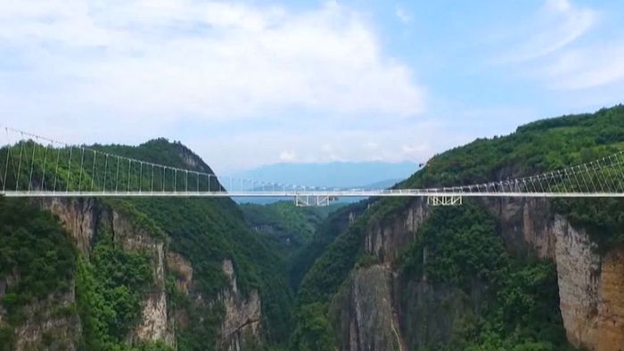 Nichts für schwache Nerven: Längste Glasbrücke der Welt eröffnet