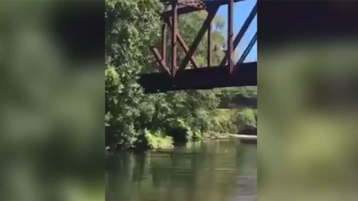 Schock-Video: 4-Jähriger wird von Brücke geworfen