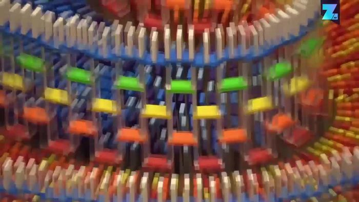 15.000 Steine: Die gigantische Domino-Spirale
