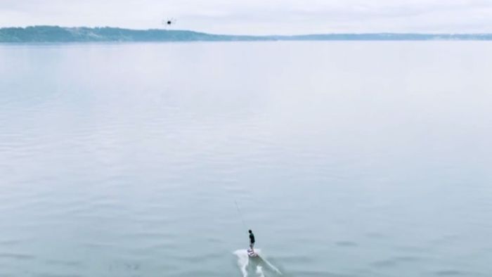 Genial: Surfen mithilfe einer Drohne!