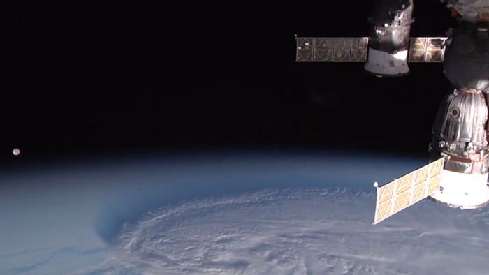 ISS mit Vollmondblick und riesigem Tiefdruckgebiet