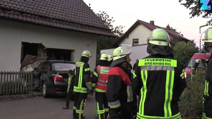 Handbremse vergessen: Auto rollt in Schlafzimmer