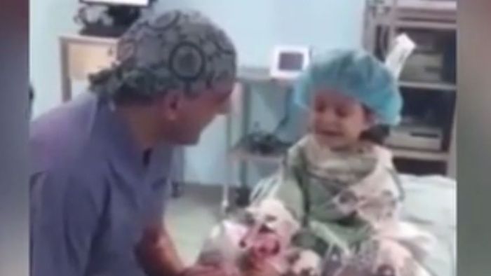 Lachen bis der Arzt kommt: Doktor beruhigt Kind vor OP