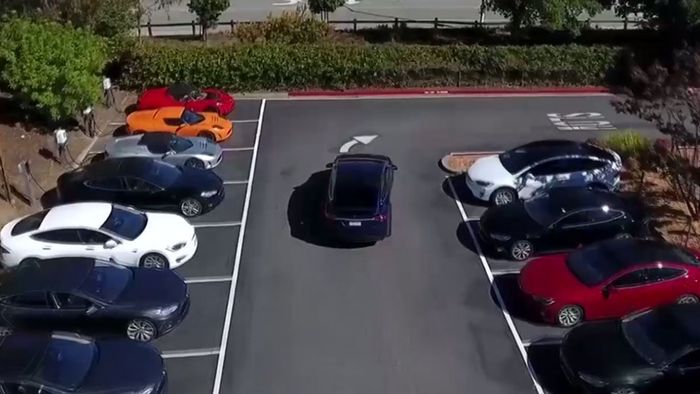 Auto sucht selbst einen Parkplatz