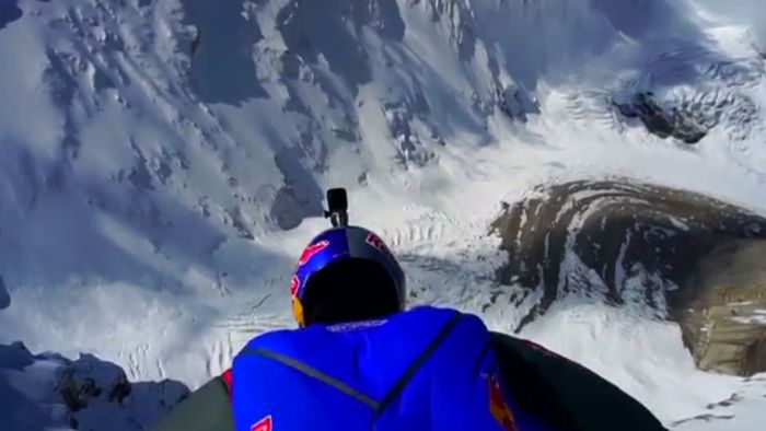 Basejumper springt aus 7.700 Metern